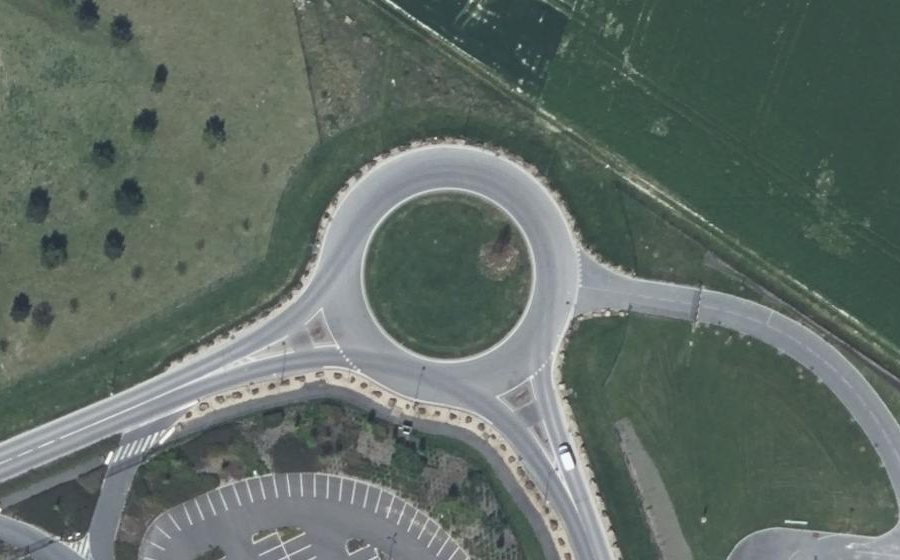 Vue aérienne du Rond-point anonyme n°84618372