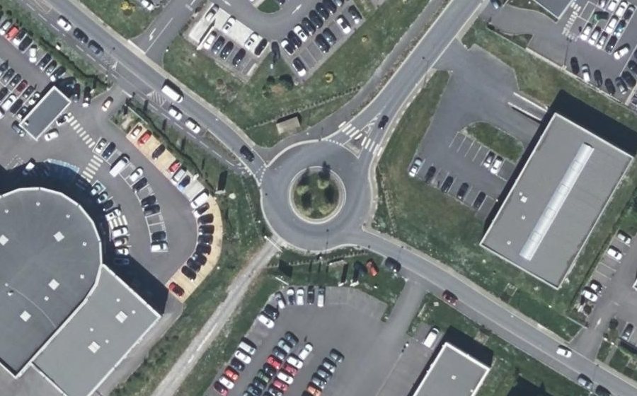 Vue aérienne du Rond-point anonyme n°84618389