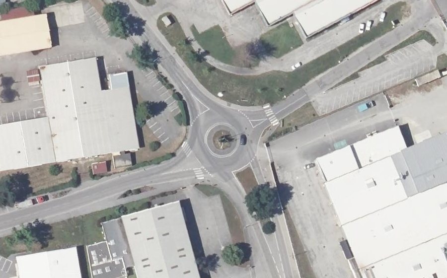 Vue aérienne du Rond-point anonyme n°84622525