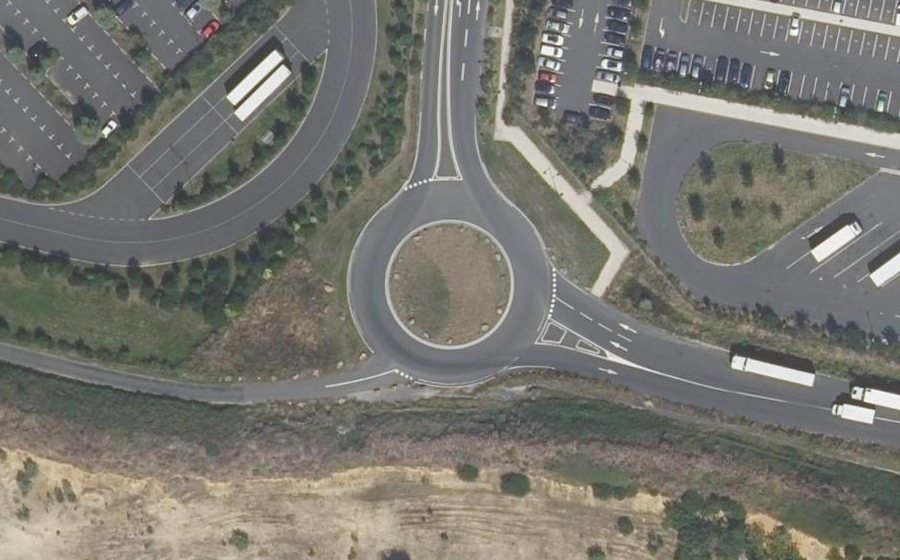 Vue aérienne du Rond-point anonyme n°846350588