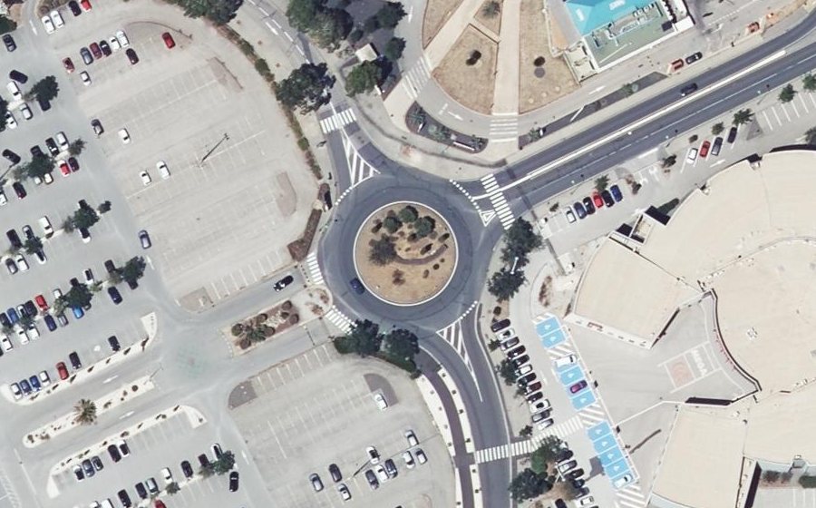 Vue aérienne du Rond-point anonyme n°84670811