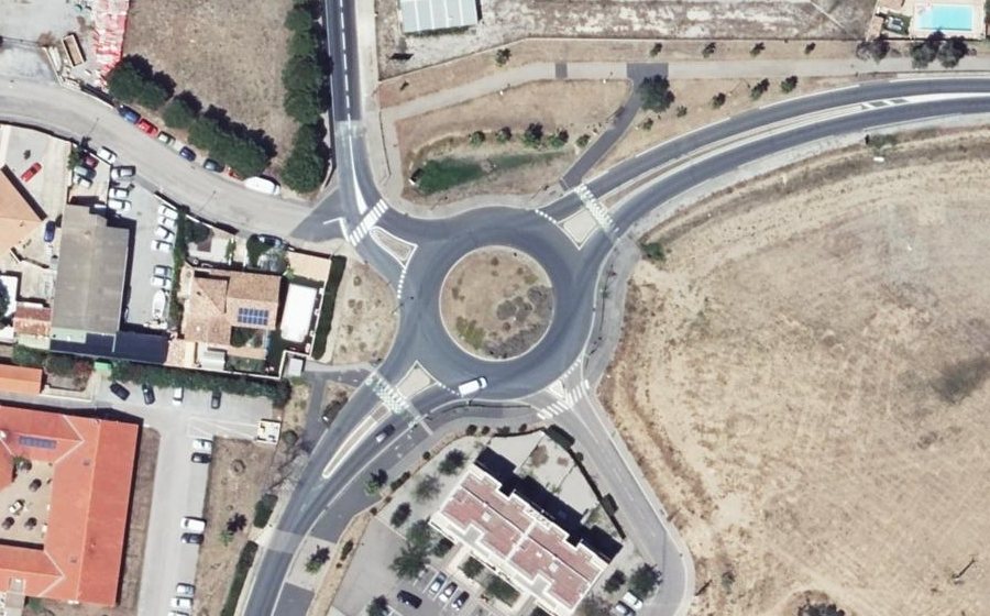 Vue aérienne du Rond-point anonyme n°84670821