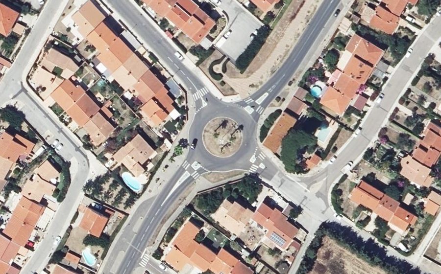 Vue aérienne du Rond-point anonyme n°84670831