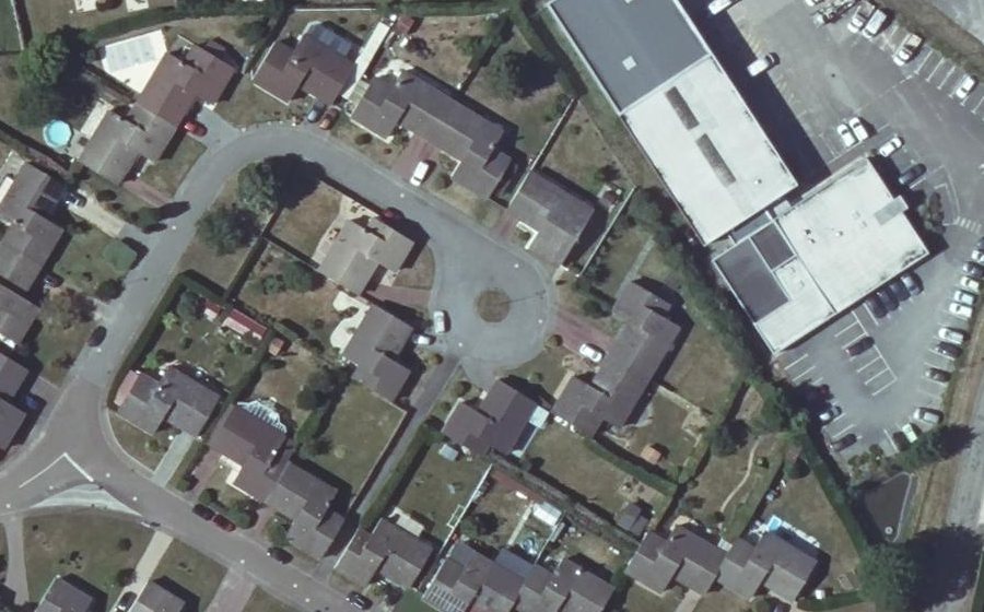Vue aérienne du Rond-point anonyme n°84673528