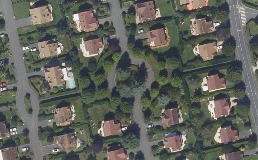 Vue aérienne du Rond-point anonyme n°84679800