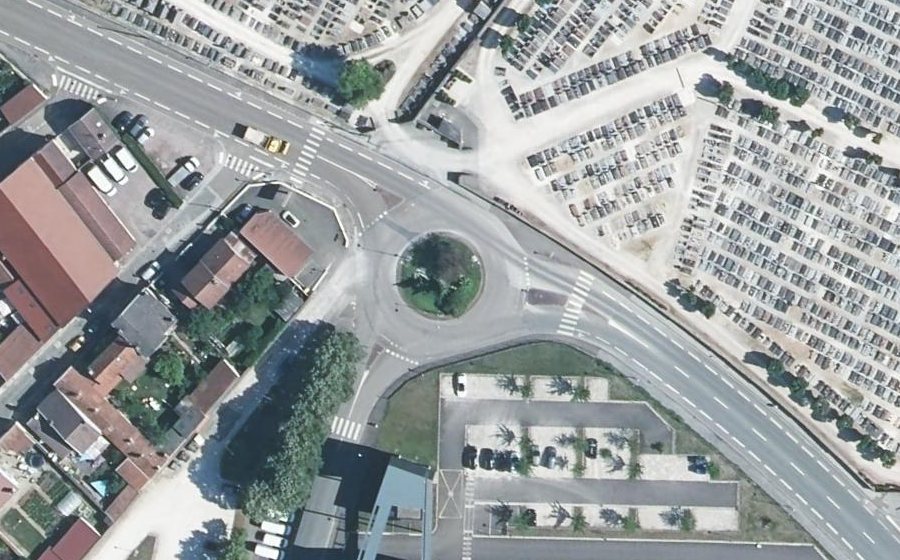 Vue aérienne du Rond-point anonyme n°84693798
