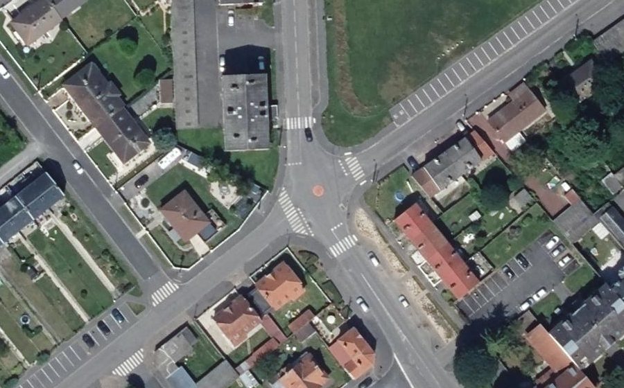 Vue aérienne du Rond-point anonyme n°847102829