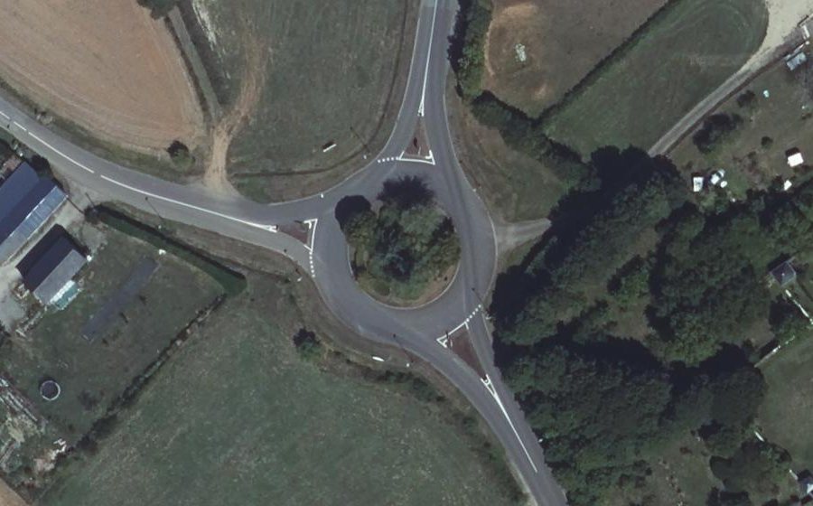 Vue aérienne du Rond-point anonyme n°84727291