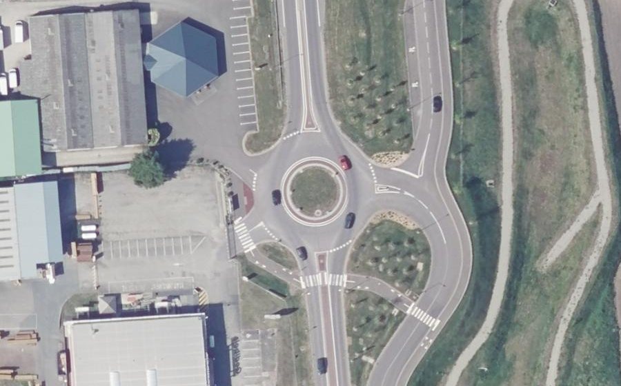 Vue aérienne du Rond-point anonyme n°847479439