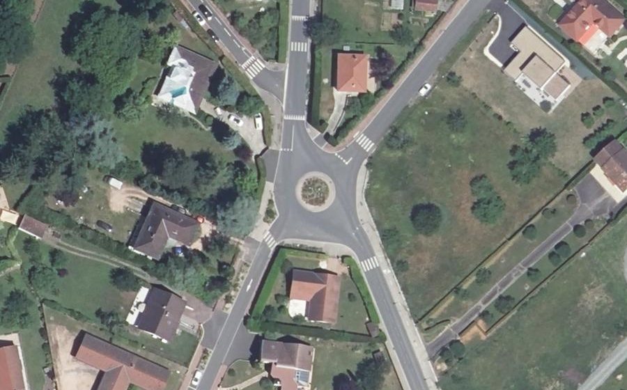 Vue aérienne du Rond-point anonyme n°84800727