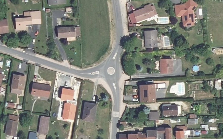 Vue aérienne du Rond-point anonyme n°84800770