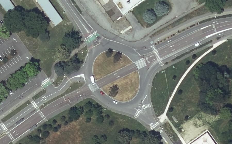 Vue aérienne du Rond-point anonyme n°84816944