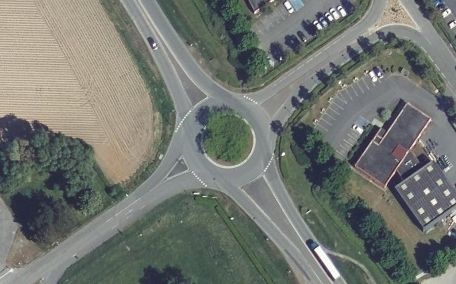 Vue aérienne du Rond-point anonyme n°84818986