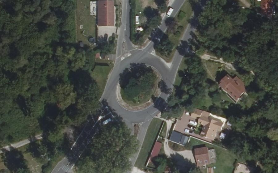 Vue aérienne du Rond-point anonyme n°848849277