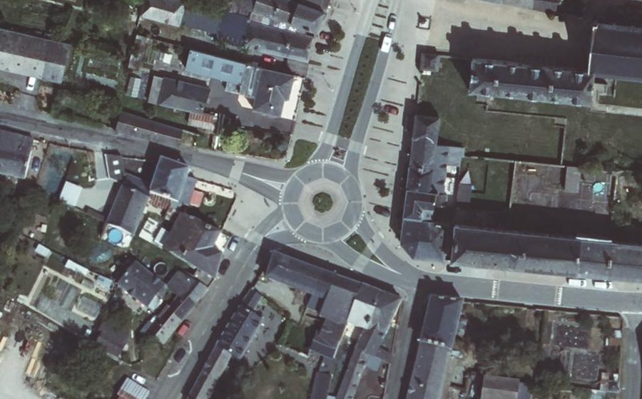 Vue aérienne du Rond-point anonyme n°848931672