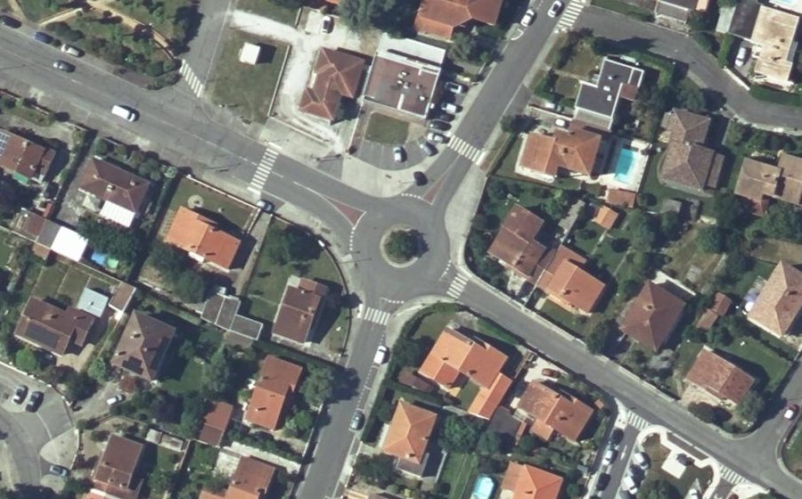 Vue aérienne du Rond-point anonyme n°848973444