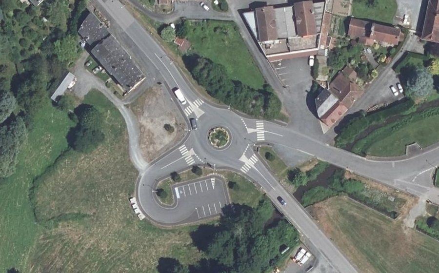 Vue aérienne du Rond-point anonyme n°849117220