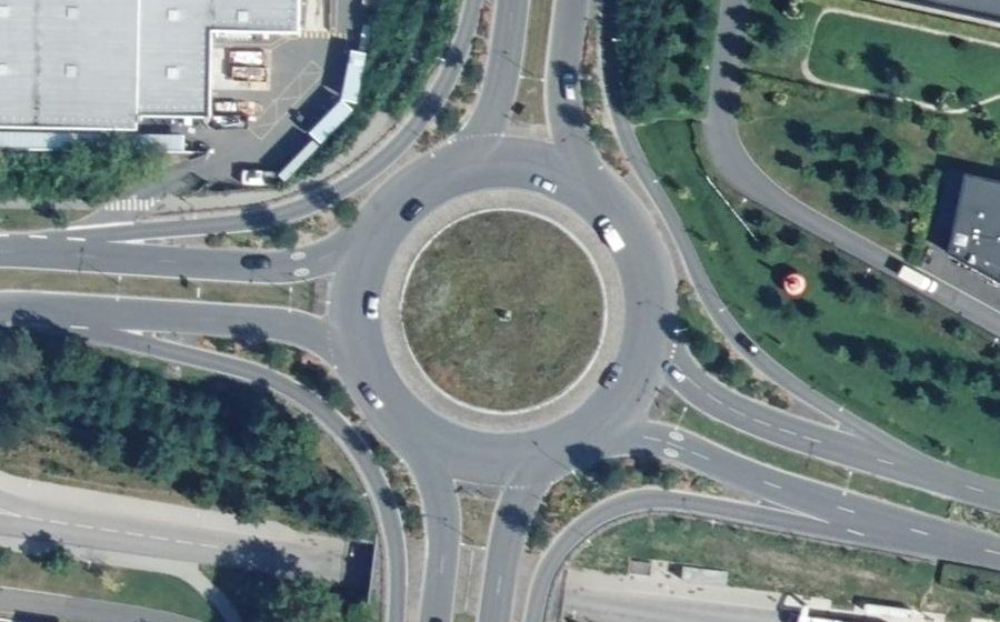 Vue aérienne du Rond-point anonyme n°849444862