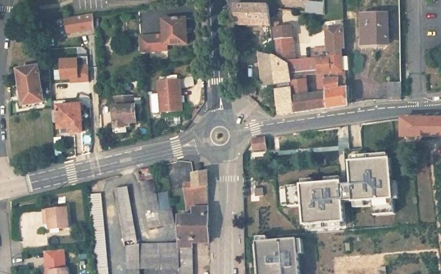 Vue aérienne du Rond-point anonyme n°849586691