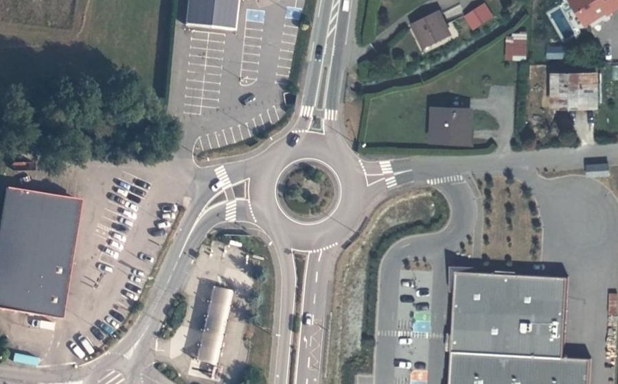 Vue aérienne du Rond-point anonyme n°84973845