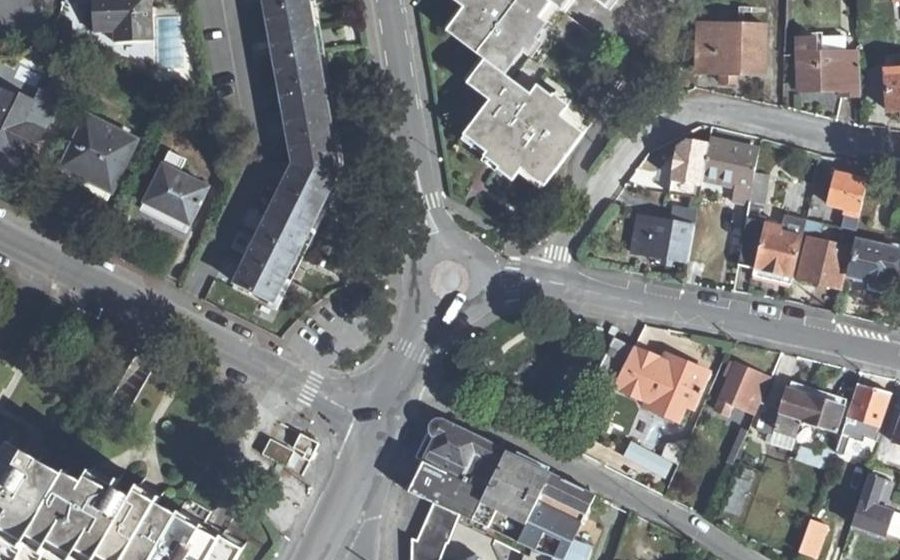 Vue aérienne du Rond-point anonyme n°84975106