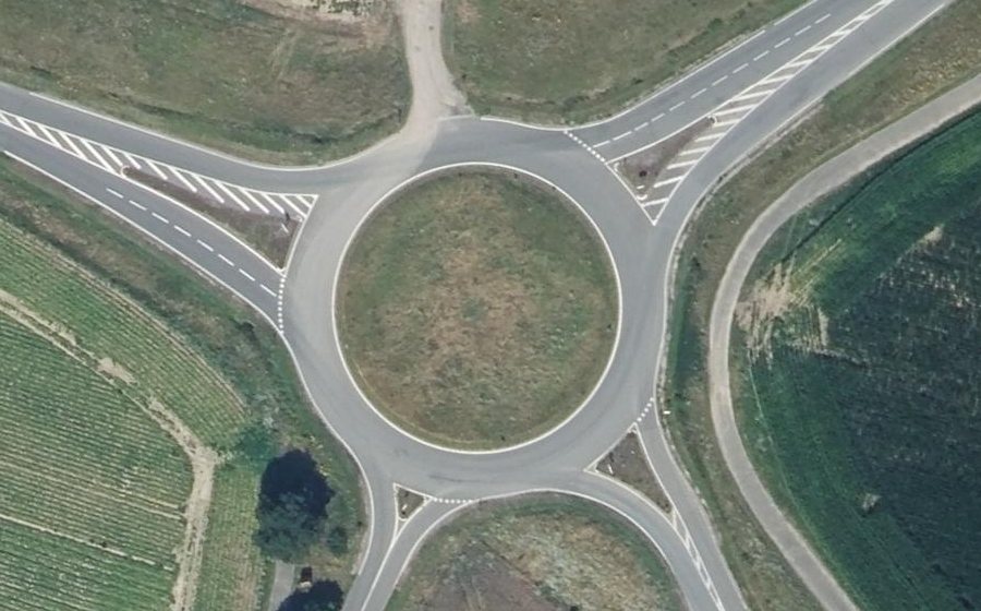 Vue aérienne du Rond-point anonyme n°84981131