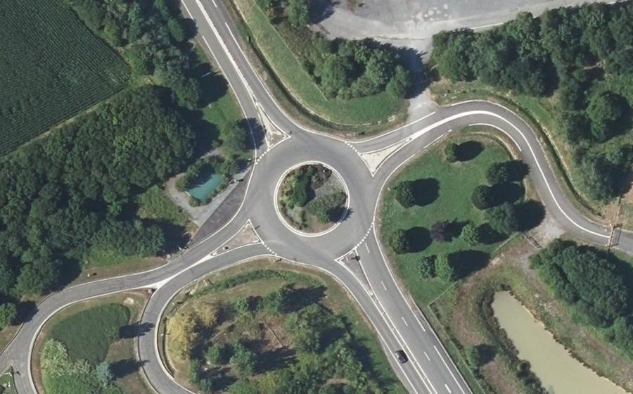 Vue aérienne du Rond-point anonyme n°84998607