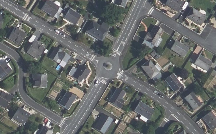 Vue aérienne du Rond-point anonyme n°85150258