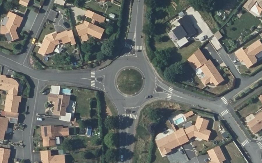 Vue aérienne du Rond-point anonyme n°85171036