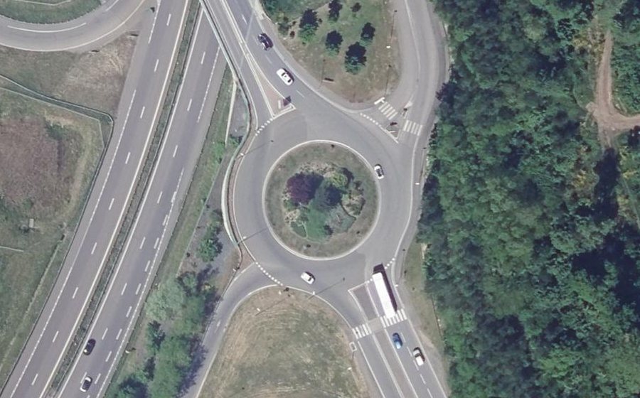 Vue aérienne du Rond-point anonyme n°85248592