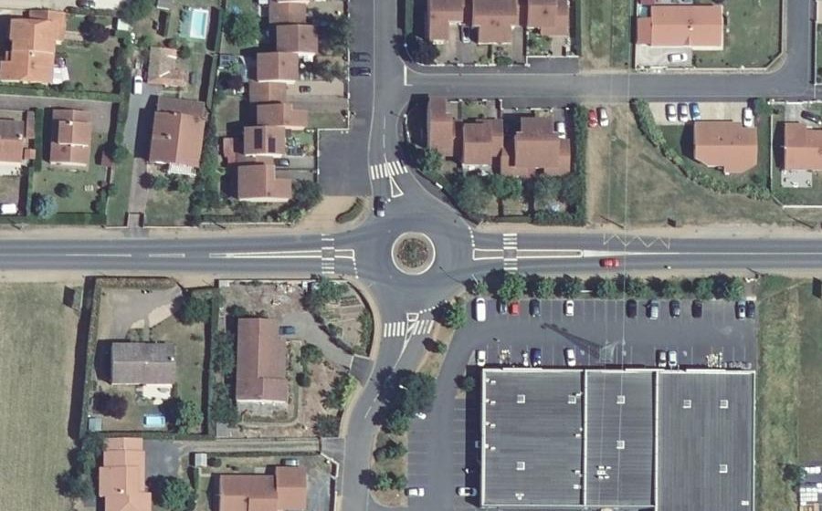 Vue aérienne du Rond-point anonyme n°85254324