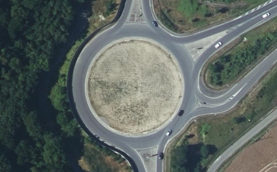 Vue aérienne du Rond-point anonyme n°852778589