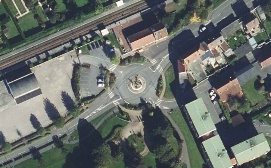 Vue aérienne du Rond-point anonyme n°85338647