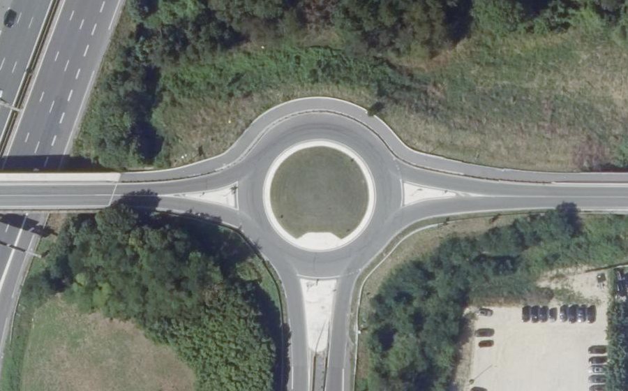 Vue aérienne du Rond-point anonyme n°853625269