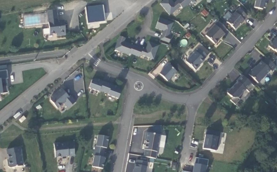 Vue aérienne du Rond-point anonyme n°85370821