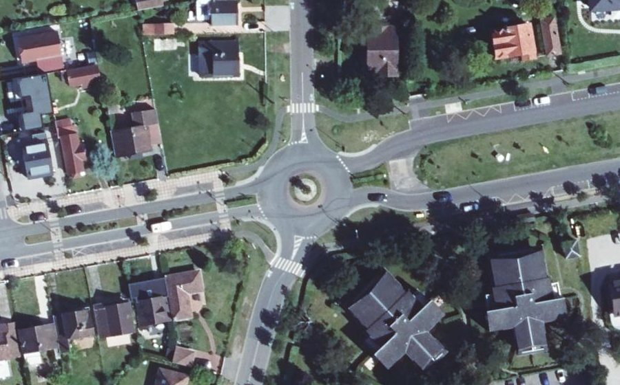 Vue aérienne du Rond-point anonyme n°85444743