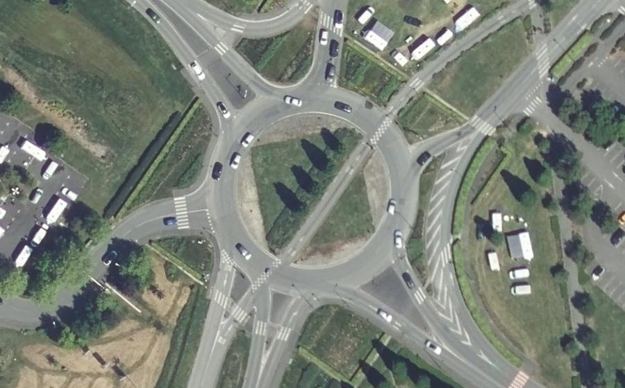 Vue aérienne du Rond-point anonyme n°85460739