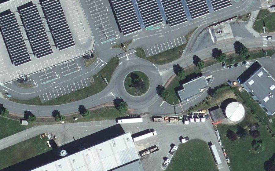 Vue aérienne du Rond-point anonyme n°85480216