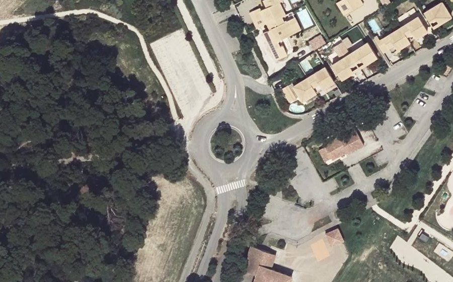 Vue aérienne du Rond-point anonyme n°85536054