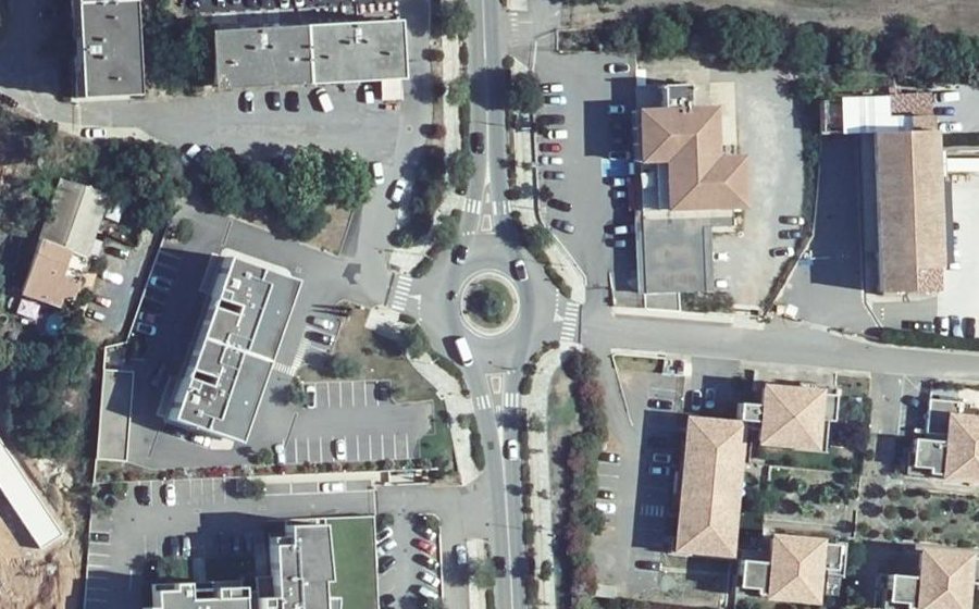 Vue aérienne du Rond-point anonyme n°855660512