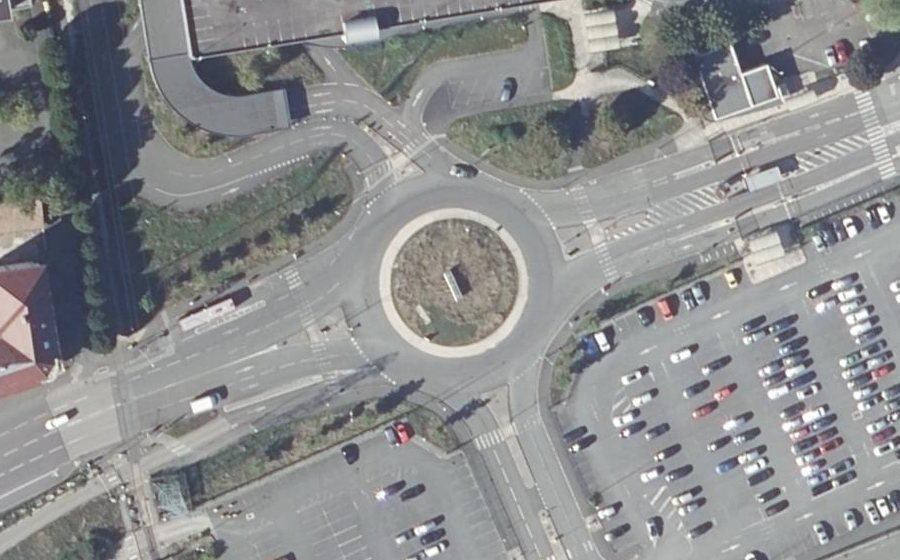 Vue aérienne du Rond-point anonyme n°85578094