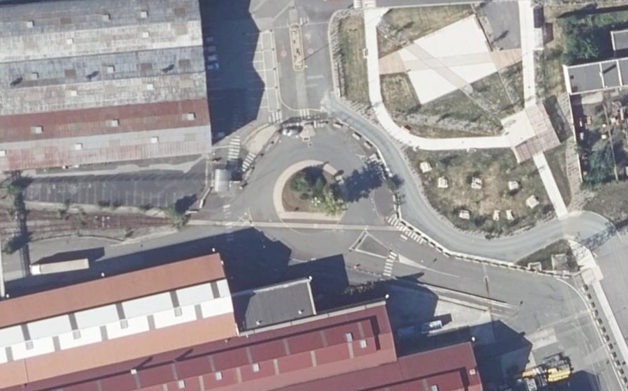 Vue aérienne du Rond-point anonyme n°85580212
