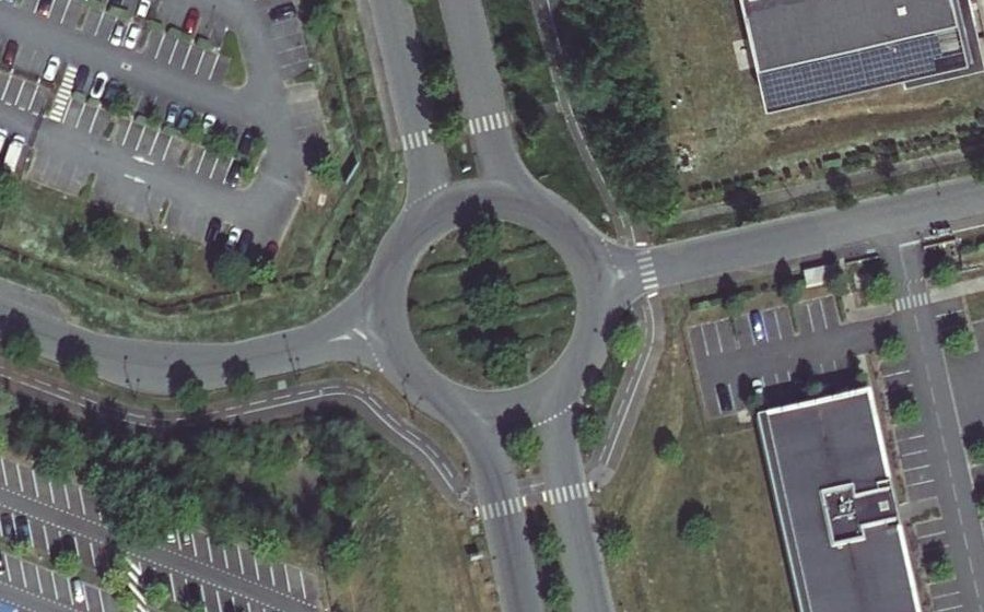 Vue aérienne du Rond-point anonyme n°85581348