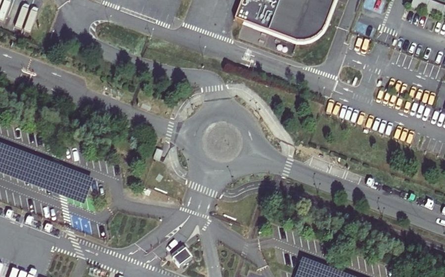 Vue aérienne du Rond-point anonyme n°85581353