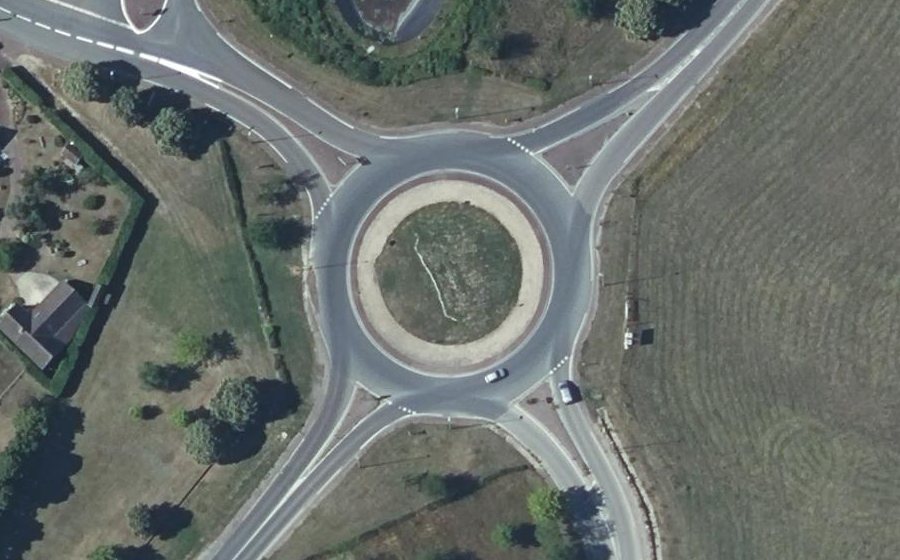 Vue aérienne du Rond-point anonyme n°85587420