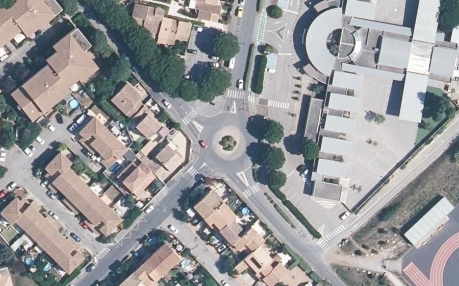 Vue aérienne du Rond-point anonyme n°85594936