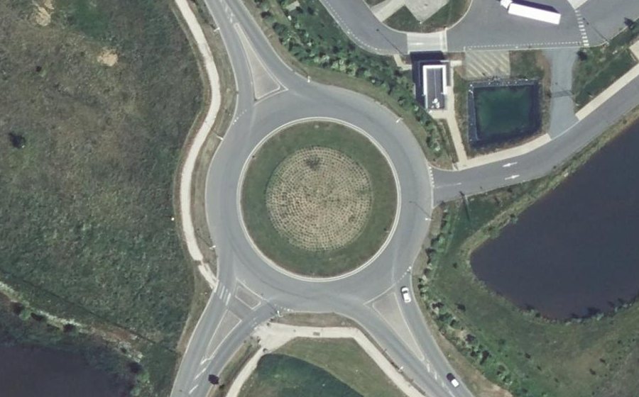 Vue aérienne du Rond-point anonyme n°856030381