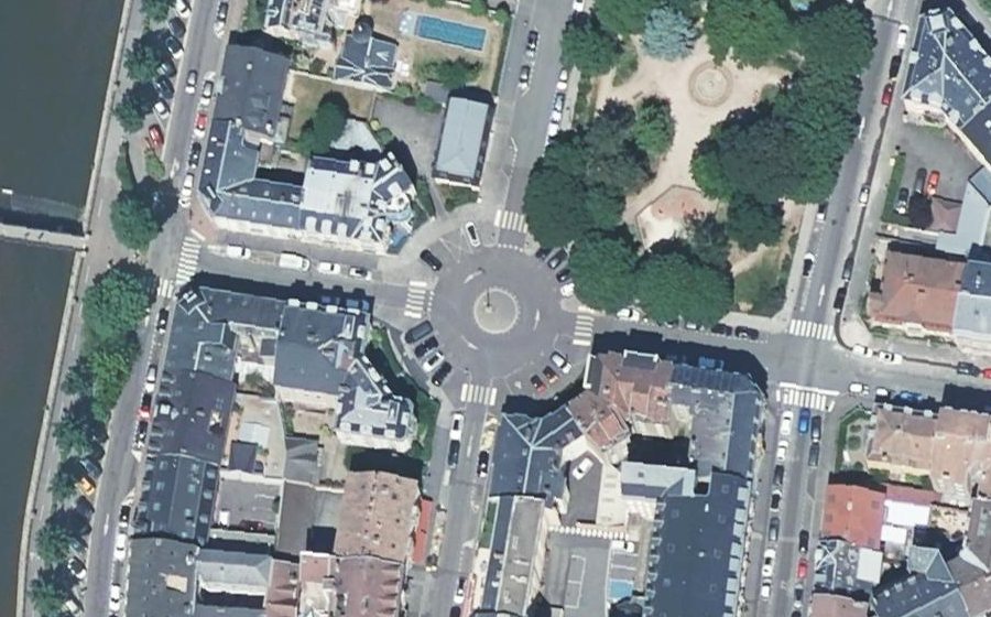 Vue aérienne du Rond-point anonyme n°85636732