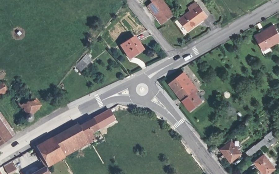 Vue aérienne du Rond-point anonyme n°856444486