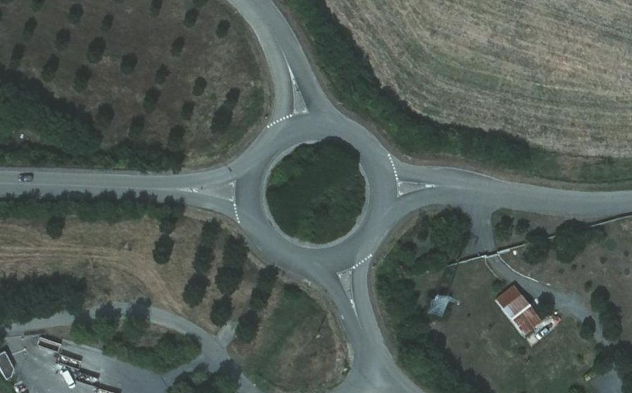 Vue aérienne du Rond-point anonyme n°85645104